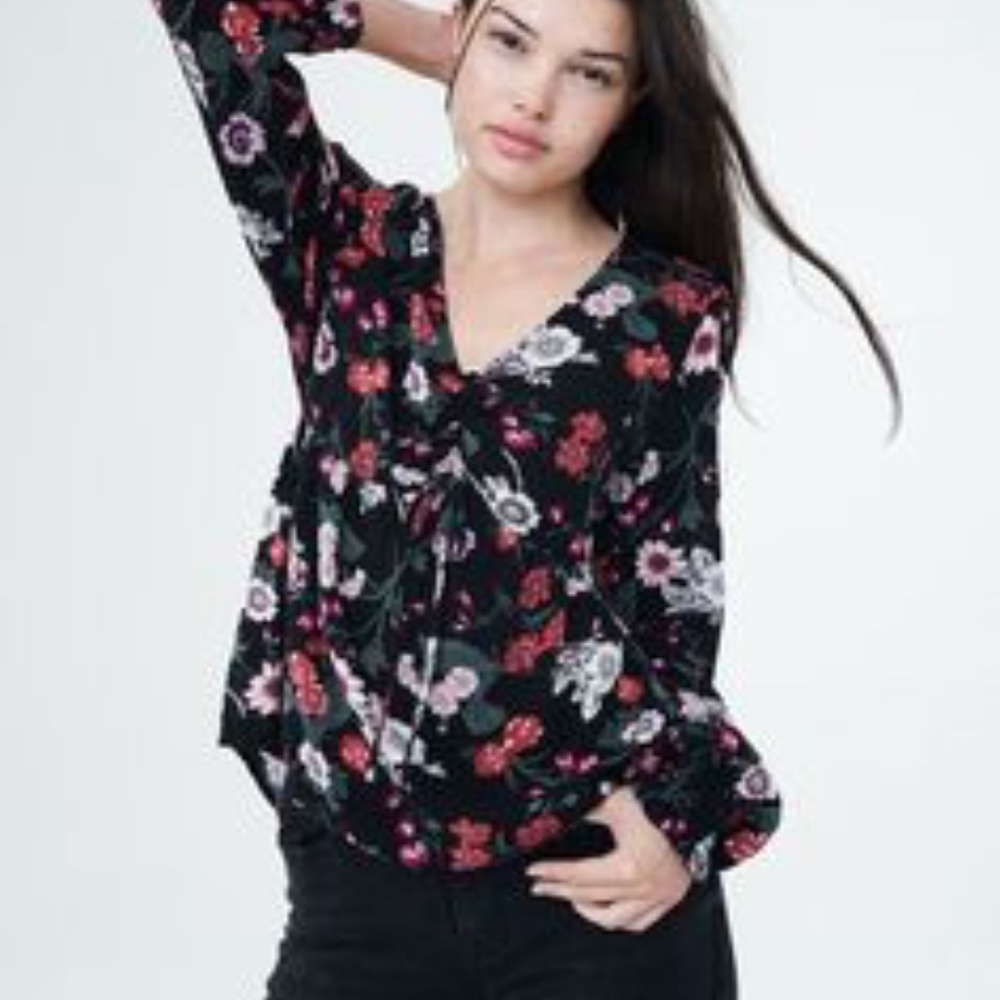 Aeropostale long sleeve shirt floral v neck